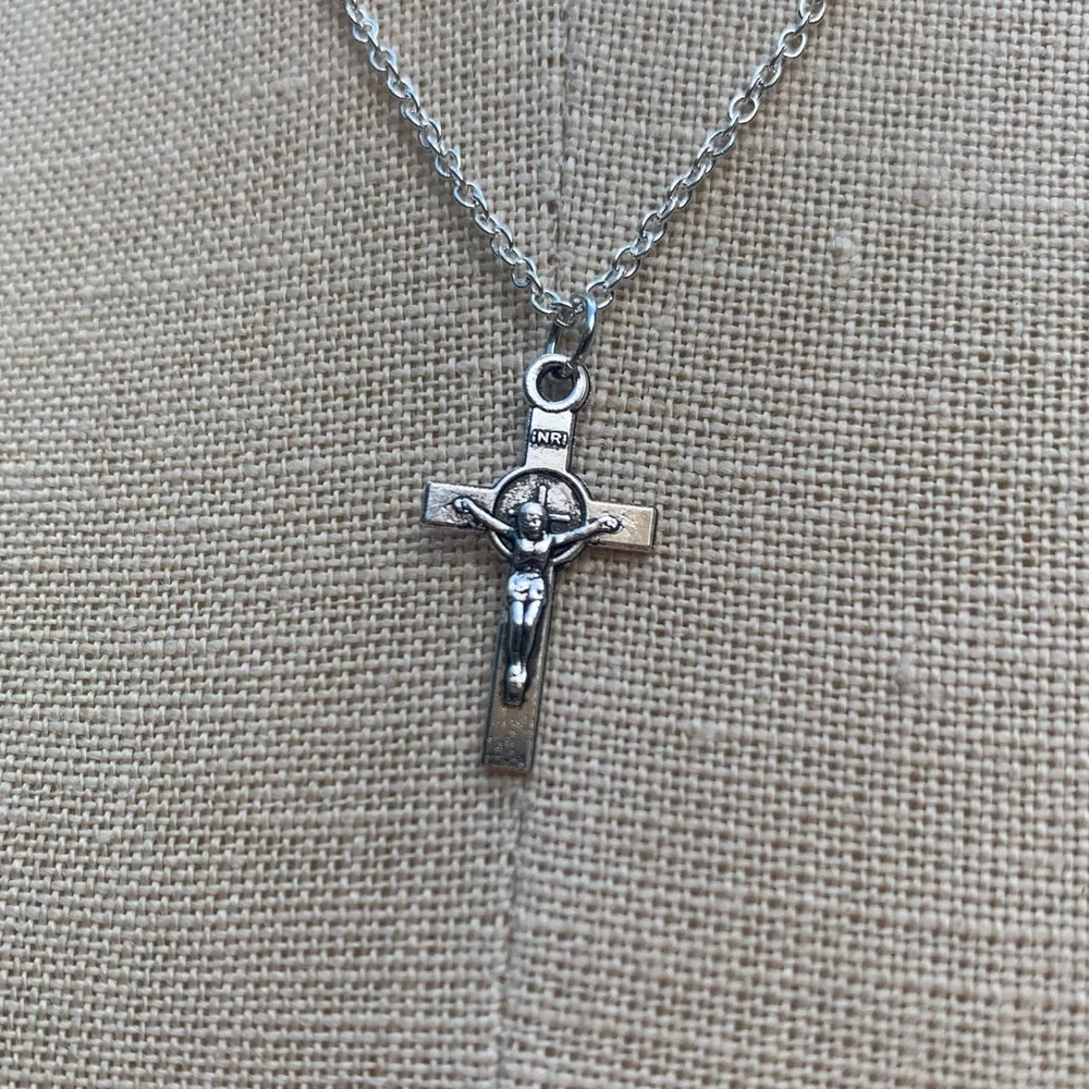 NWT Sterling Silver Plated Chain & Crucifix Alloy Metal Charm Necklace - Picture 6 of 14